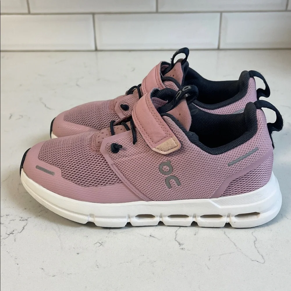 On Running Cloud Play Kids Athletic Shoes Size 13 Zephyr / White Girls Trainers - Picture 14 of 17